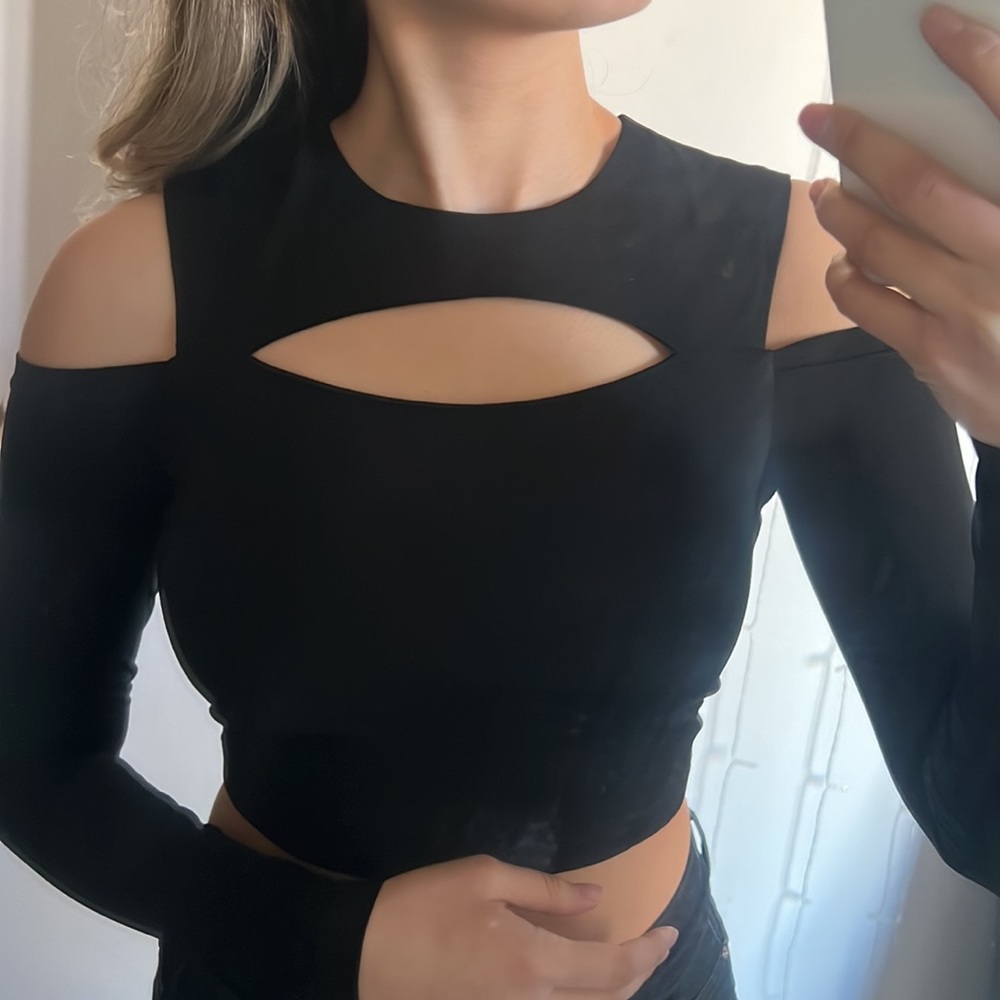 h:ours Diem Cut Out Top in Black - Picture 11 of 13